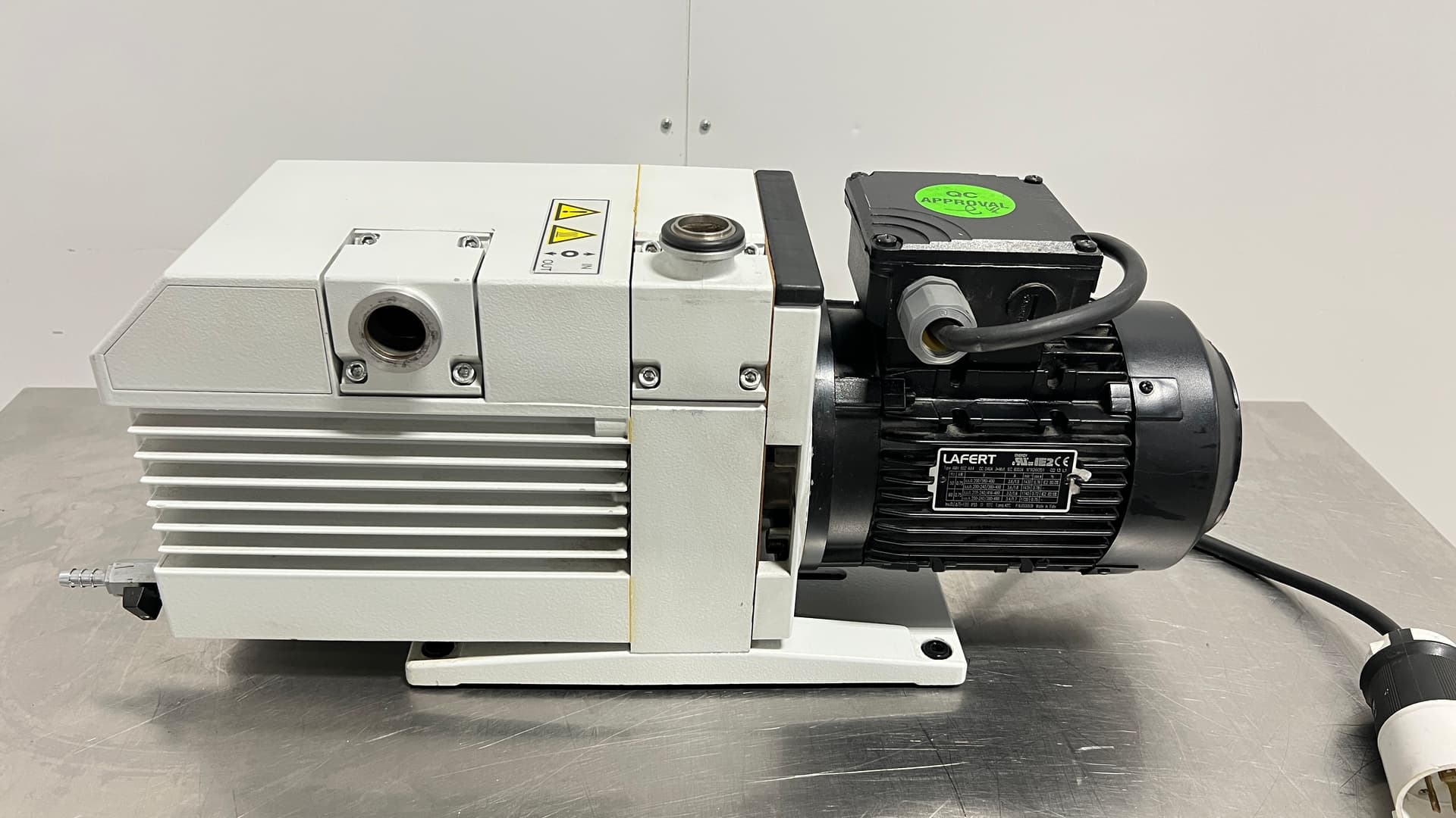 Oerlikon Leybold D25B Rotary Vane Vacuum Pump 200-240/380-480, 3 Phase