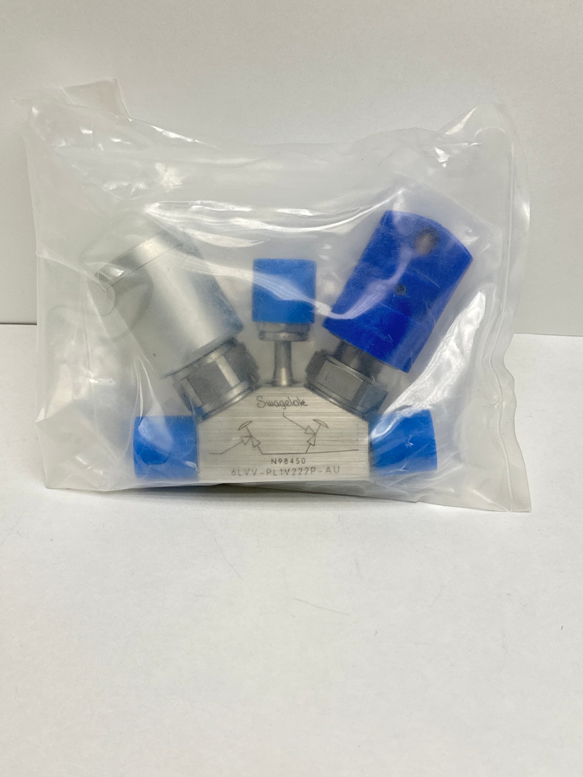 Swagelok 6LVV-PL1V222P-AU Monoblock Manifold, 2-Valve 3-Port VCR