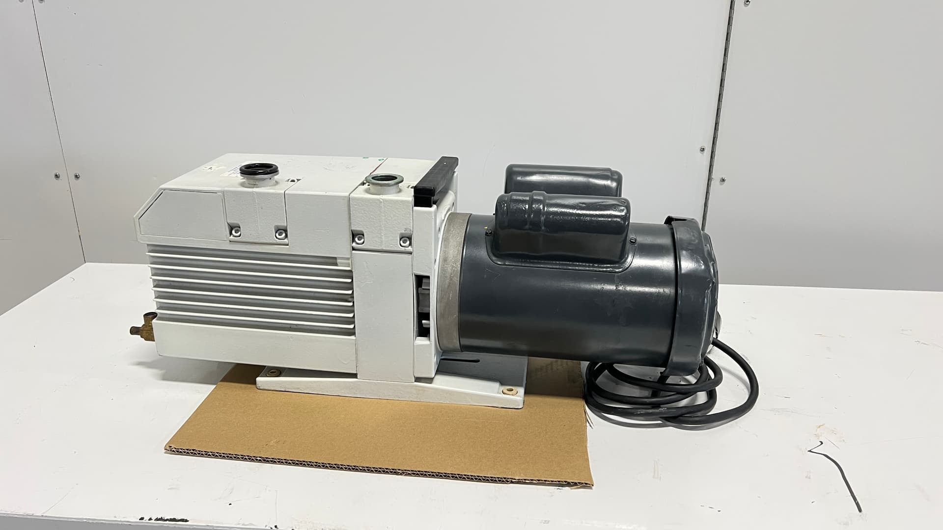 Leybold D25B Rotary Vane Vacuum Pump 208-230V, 1PH