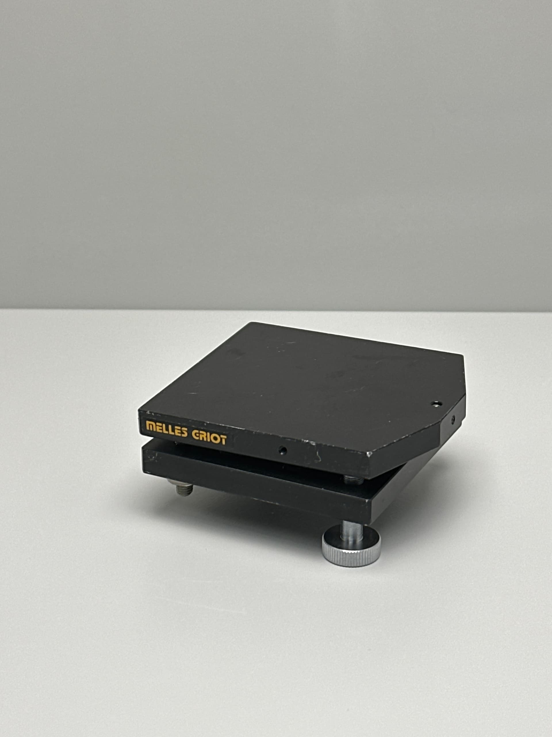 Melles Griot 07 TTM 003 Prism/Beamsplitter Table