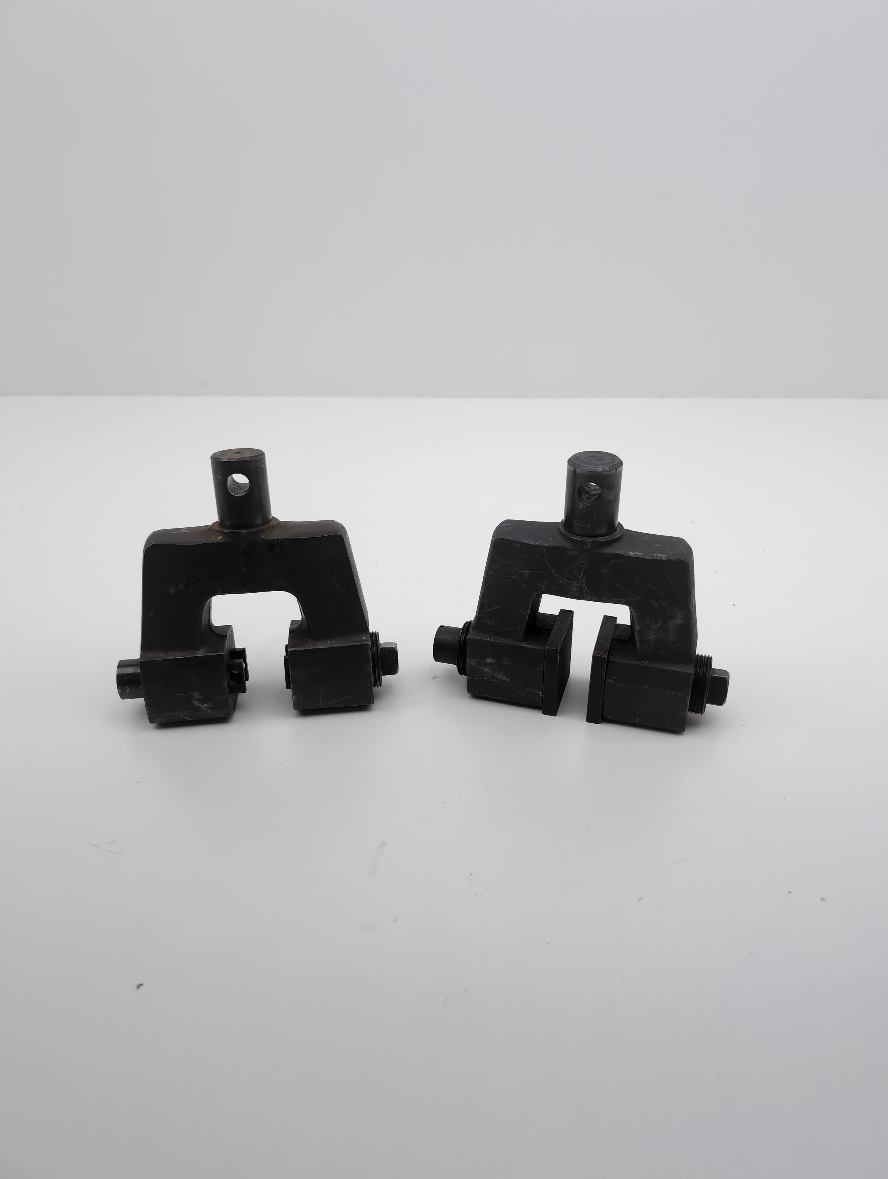 Instron 3/4" Opening Screw Side Action Grips