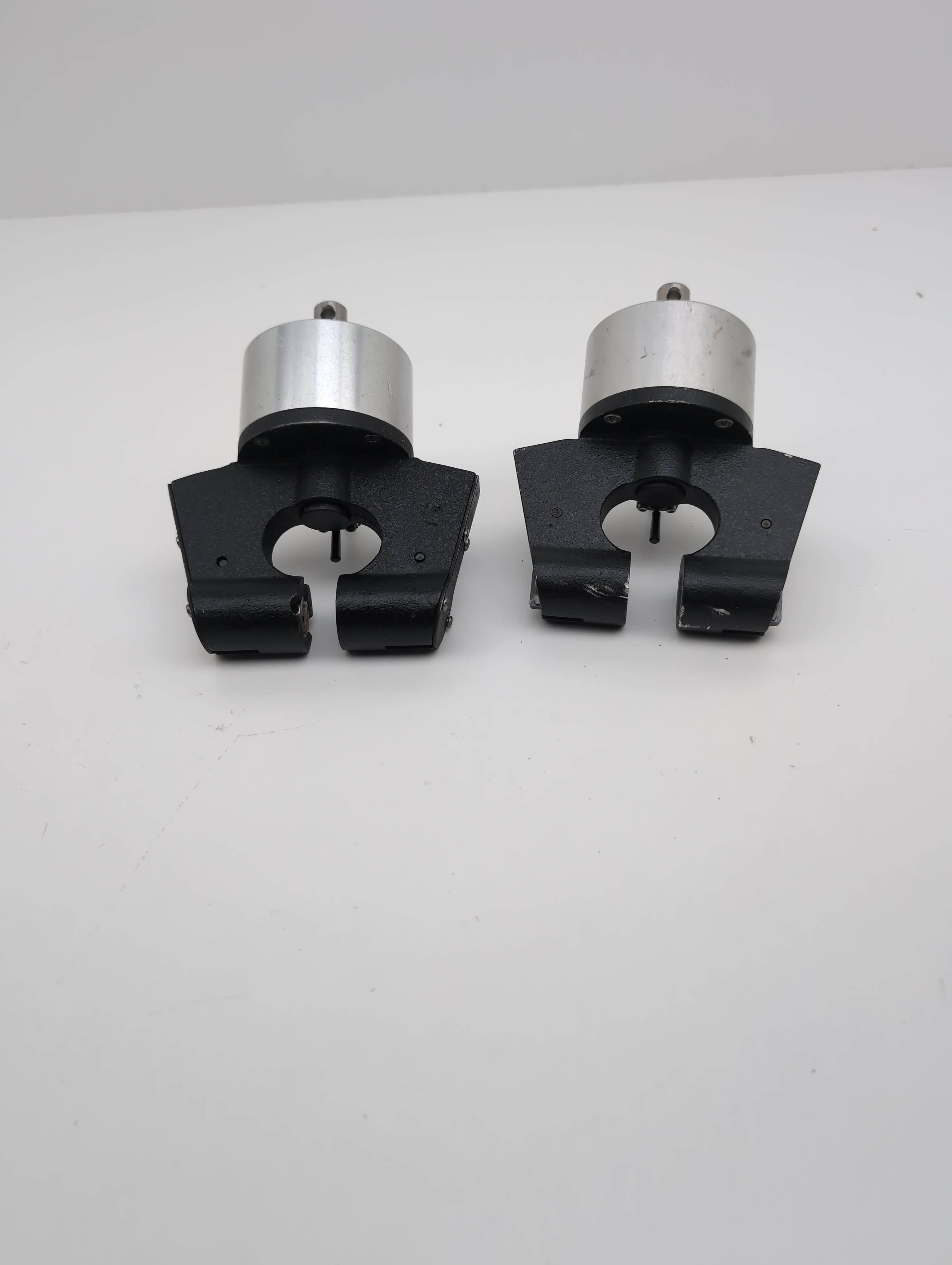 Instron Pneumatic Side Acting Grips