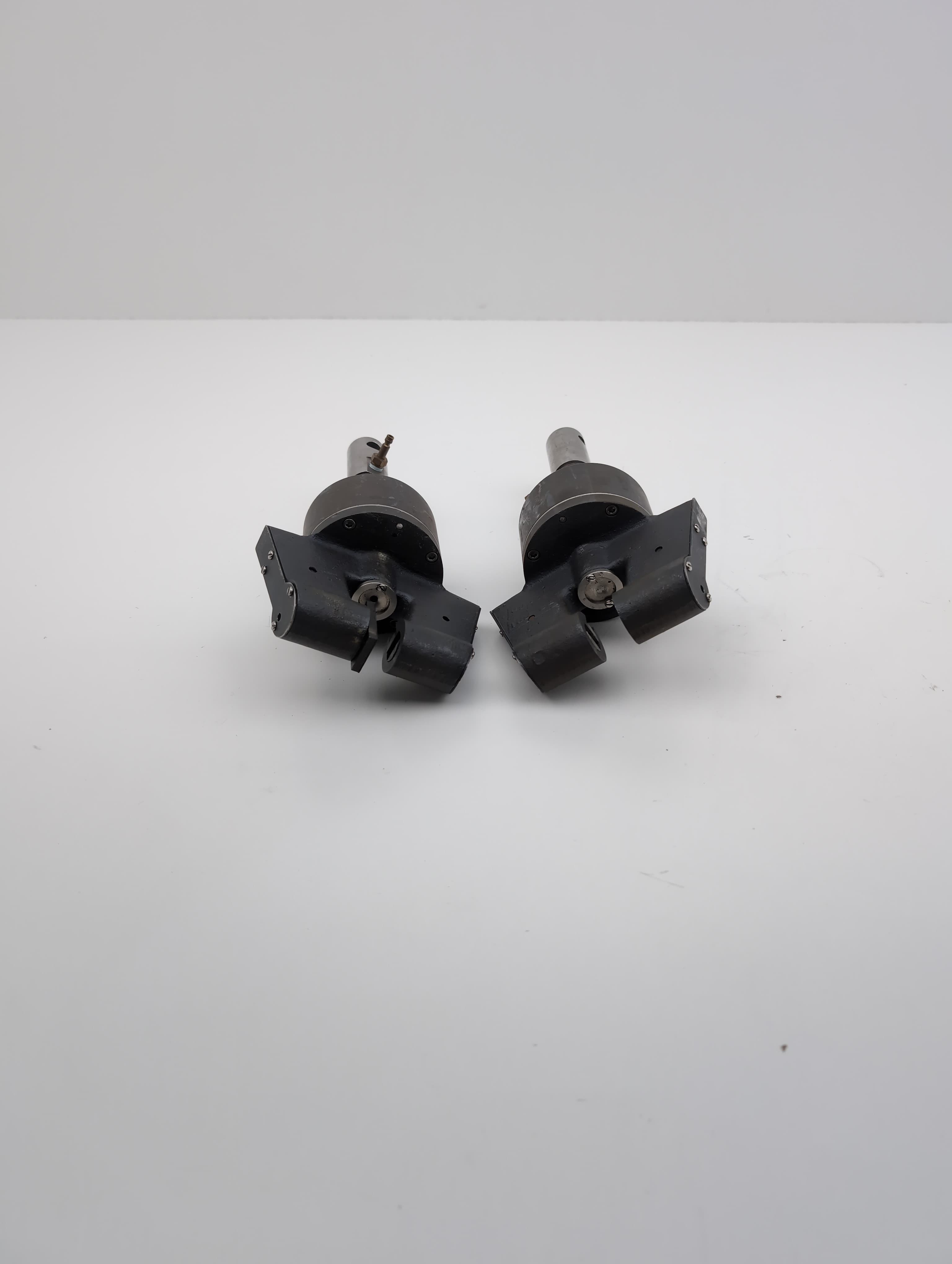 Instron Pneumatic Side Action Grips