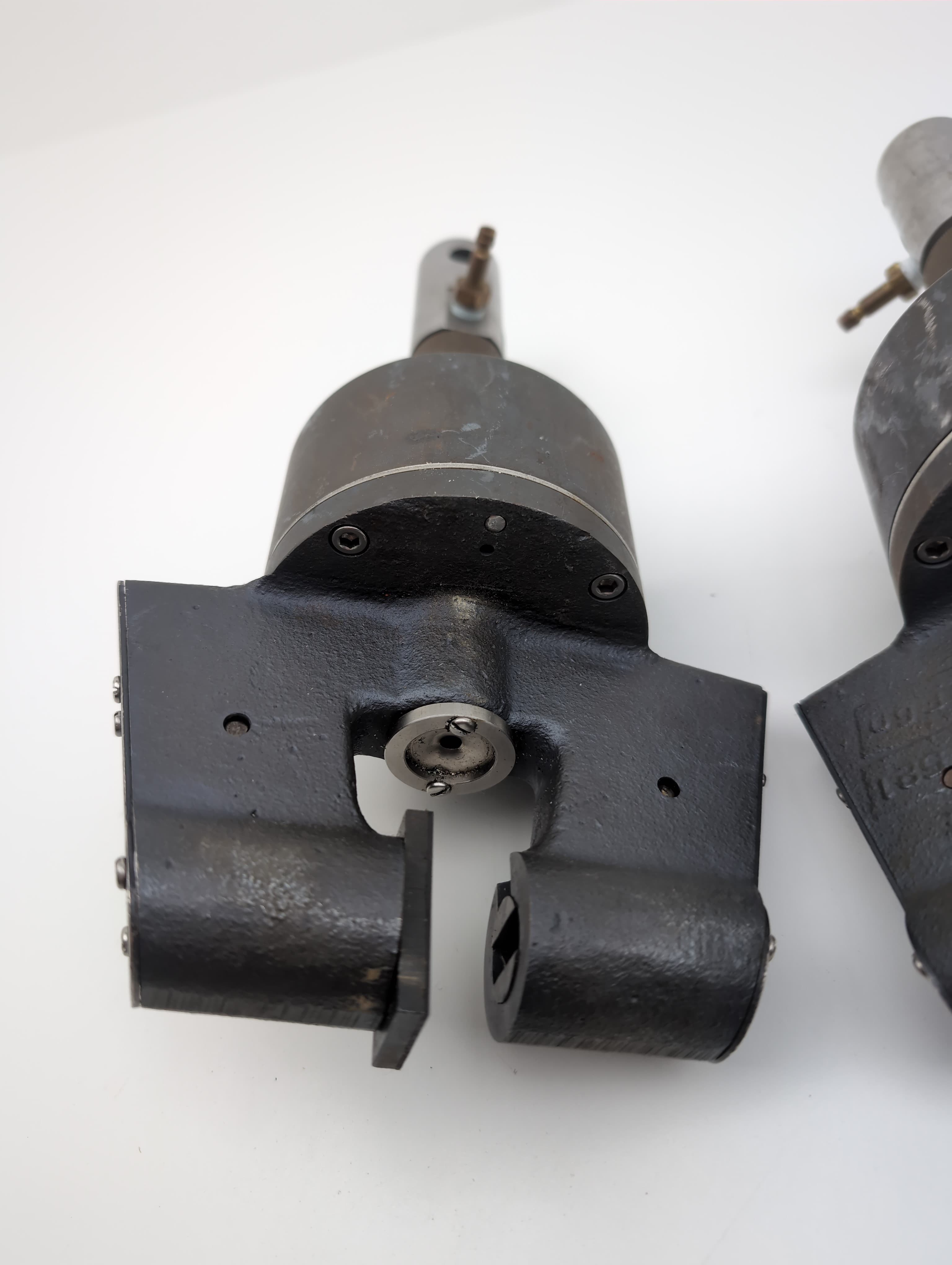 Instron Pneumatic Side Action Grips