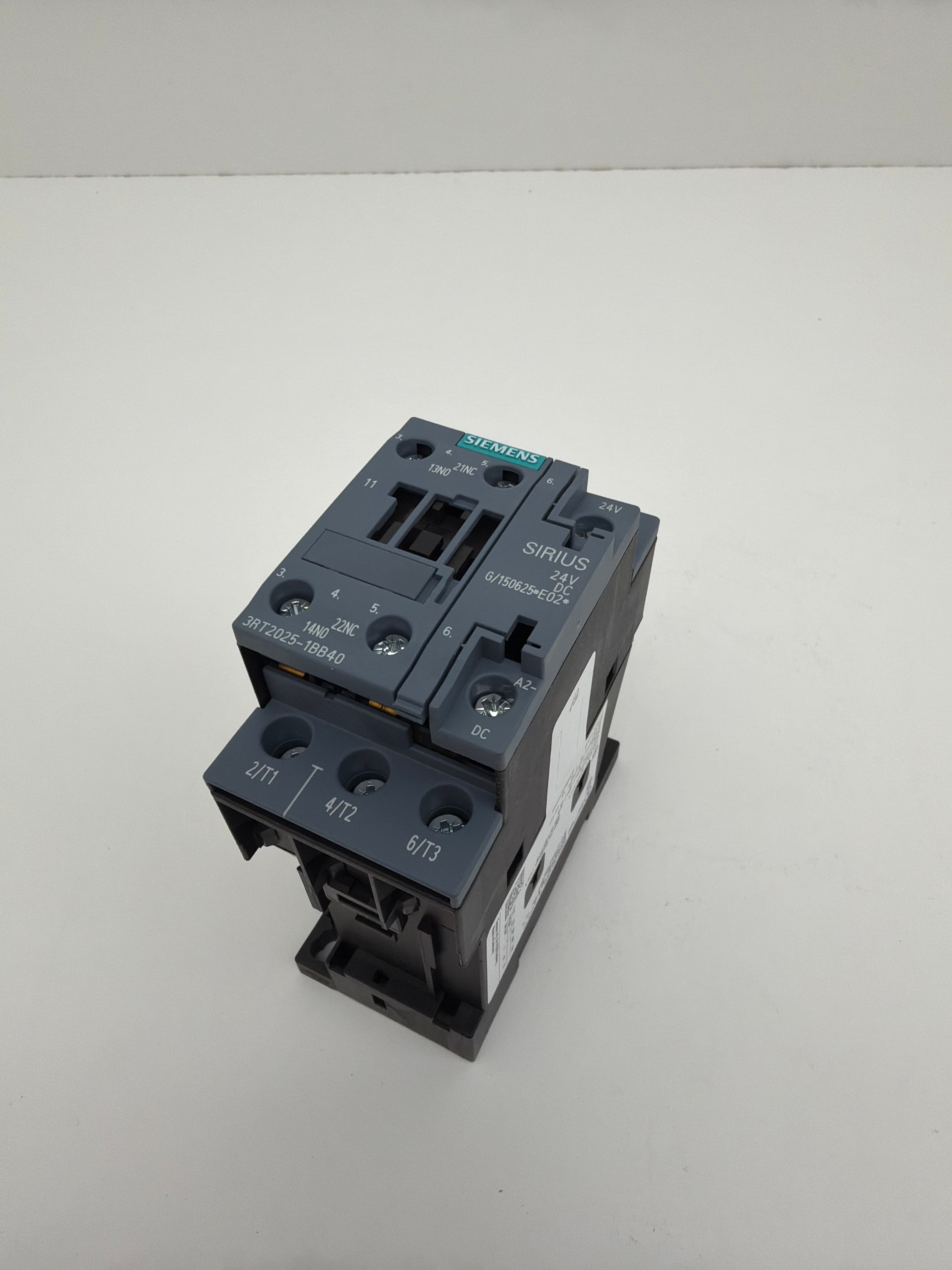 Siemens 3RT2025-1BB40 SIRIUS Contactor 3 Pole 17A 24VDC Coil S0