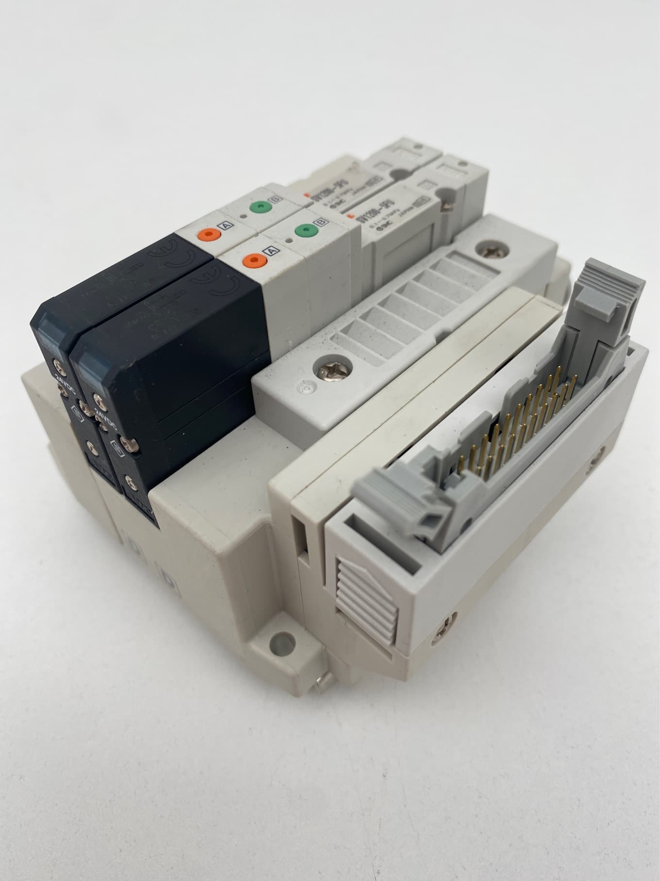 SMC SS5V1-10PGD1-02-U, SV1200-5FU Pneumatic Manifold/ Solenoid Assembly