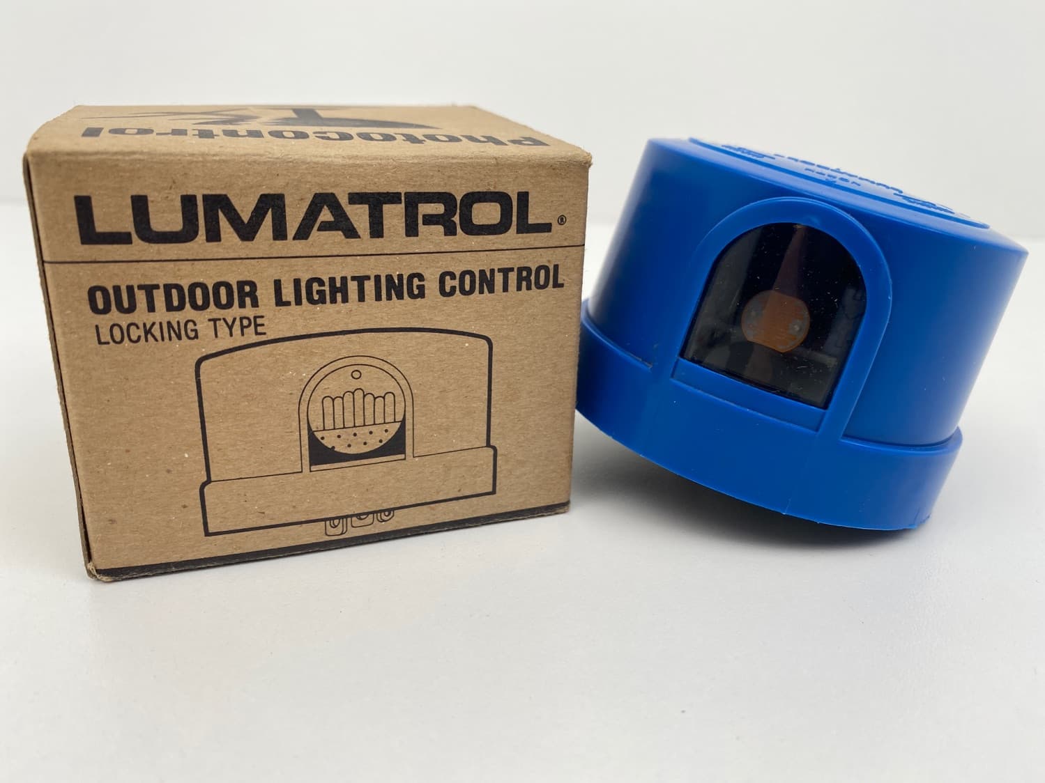 Lumatrol 8690 Outdoor Photoelectric Sensor Locking Type 105-285V, 1800VA