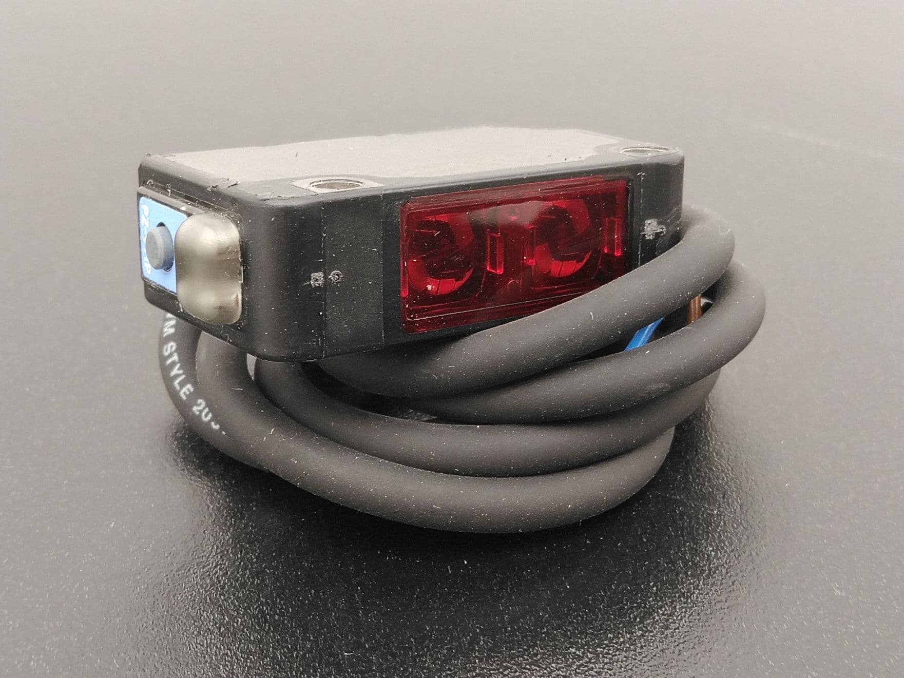 Keyence PZ-V11P Reflective Photoelectric Sensor 100mm Range, PNP, 20” Cable