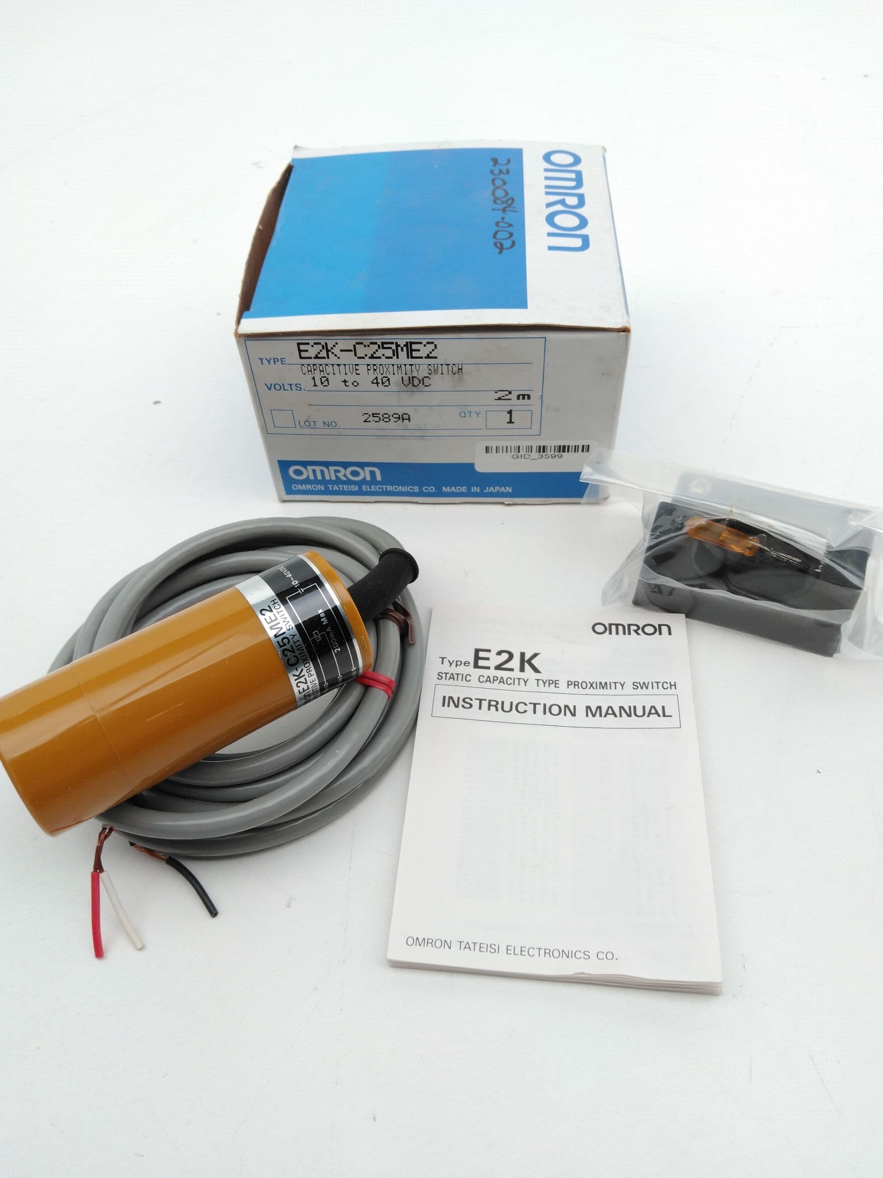 Omron E2K-C25ME2 Capacitive Proximity Switch, 10-40VDC, 2m