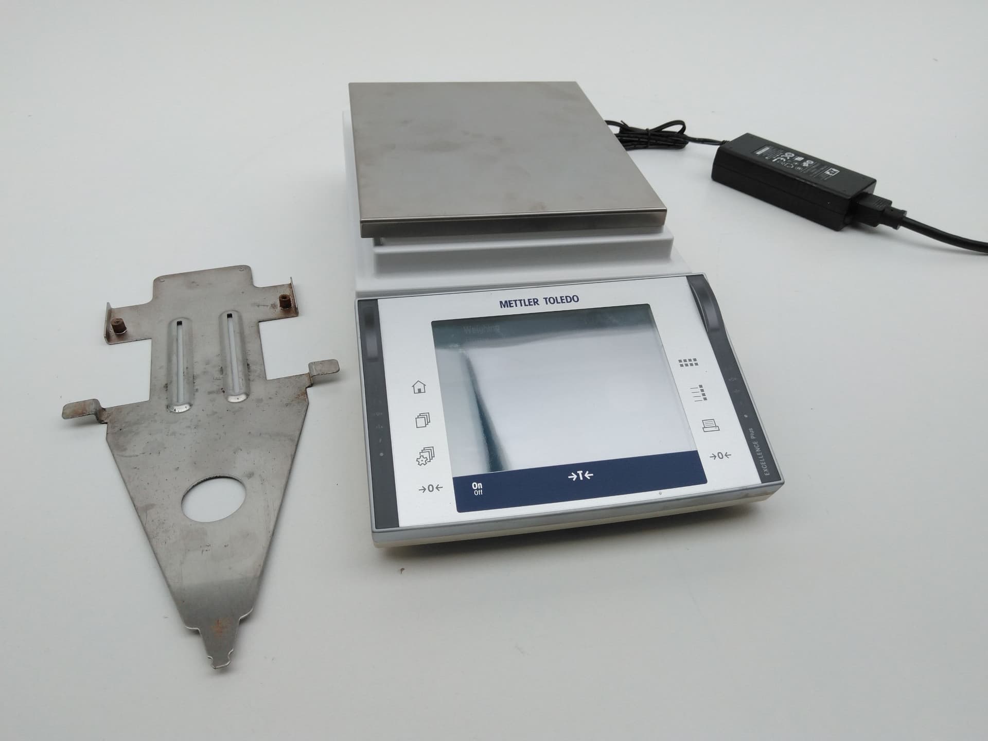 Mettler Toledo XP4002S Toploading Balance, 4100g x .01g 120 V - Powers on