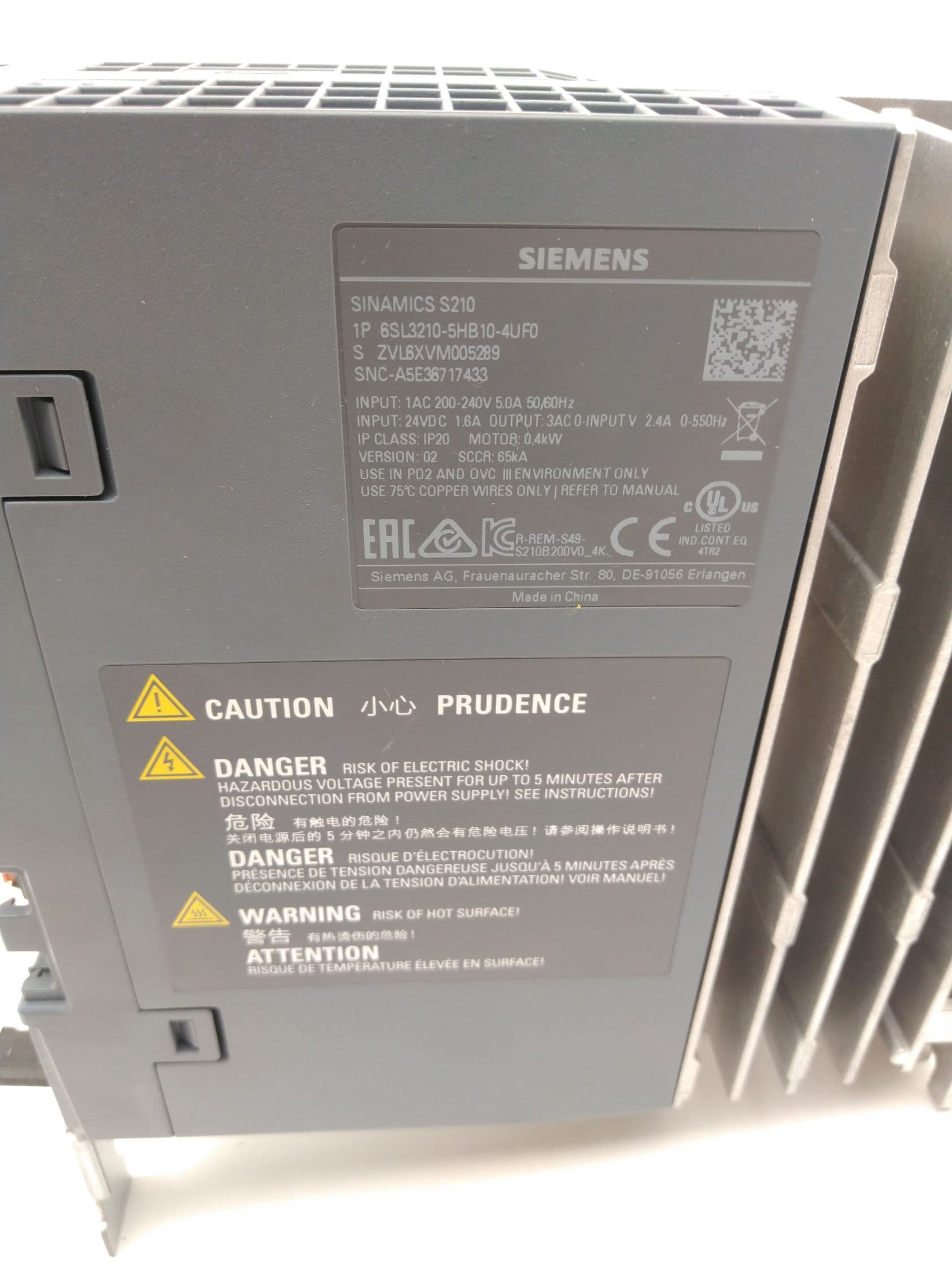 Siemens 6SL3210-5HB10-4UF0 SINAMICS S210 Servo Drive, 200-240VAC, 0.4KW, 5.0A