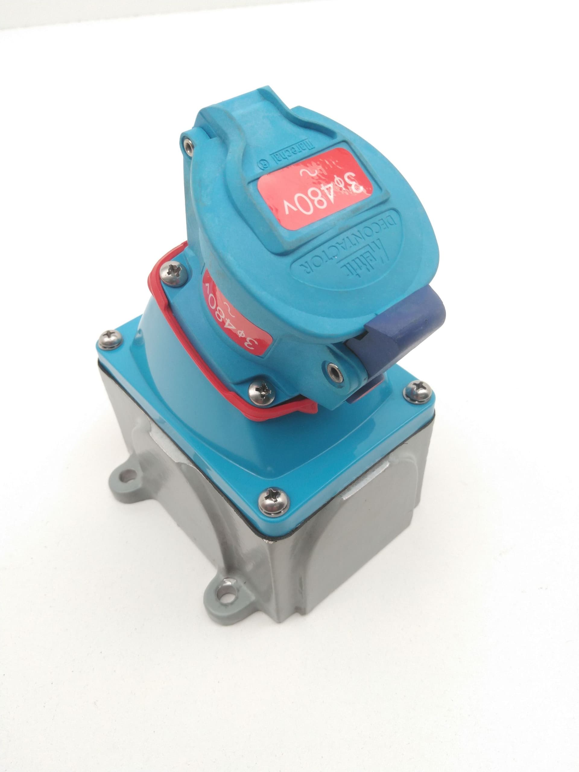 Meltric 63-14043 DSN20 Receptacle 20A 480VAC 7.5Hp 3P+G with Box/Angle Adapter