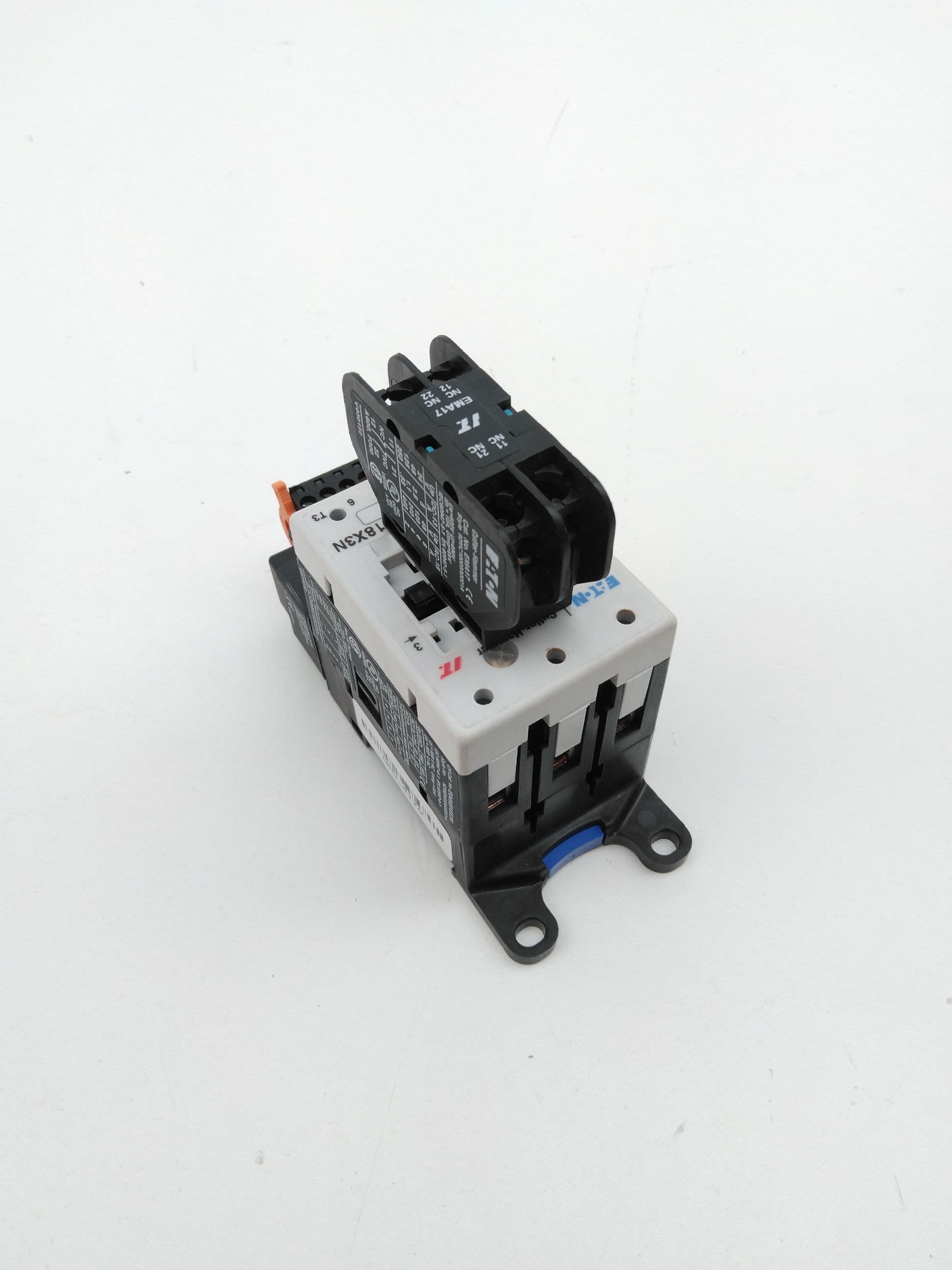 Eaton E04NB18X3N Contactor 3P 600V 18A, E02NBXCXNN Coil 24V, EMA17 Aux Contact