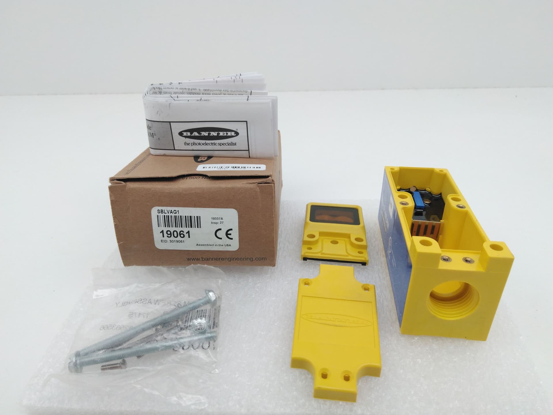 Banner Engineering 19061, SBLVAG1 Retroreflective 3/4 Wire Scanner Block