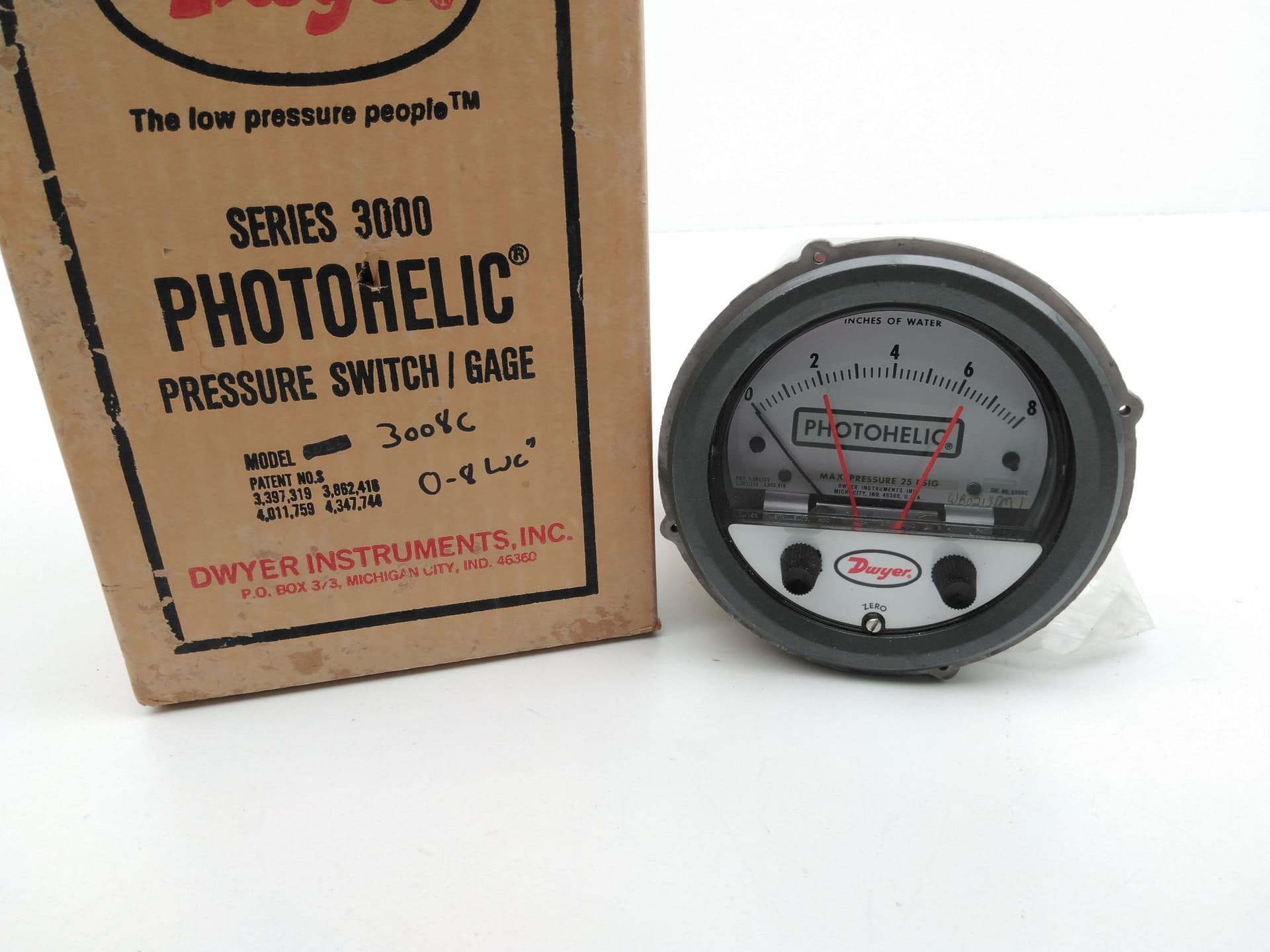 Dwyer A3008C Photohelic Pressure Switch / Gage 0-8 WC" Max 25PSI
