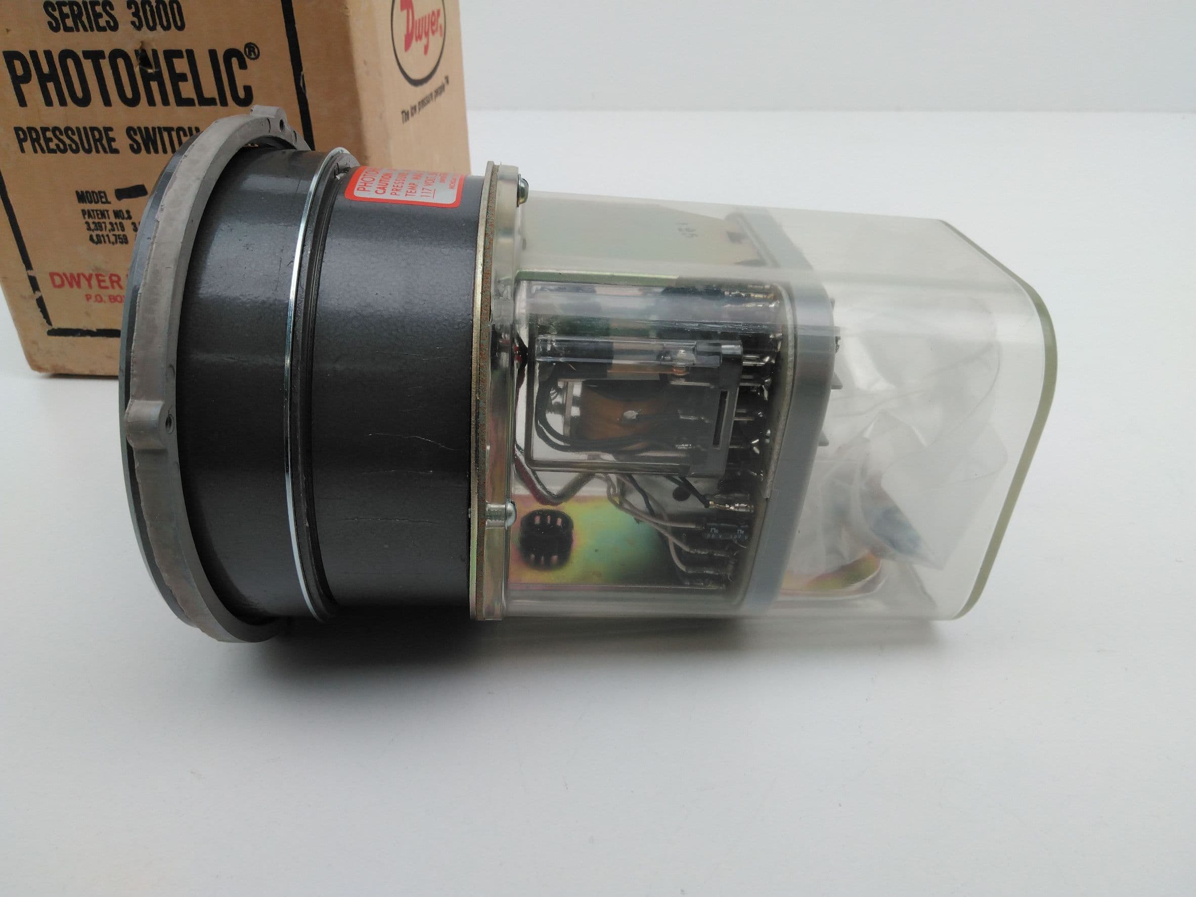 Dwyer A3008C Photohelic Pressure Switch / Gage 0-8 WC" Max 25PSI