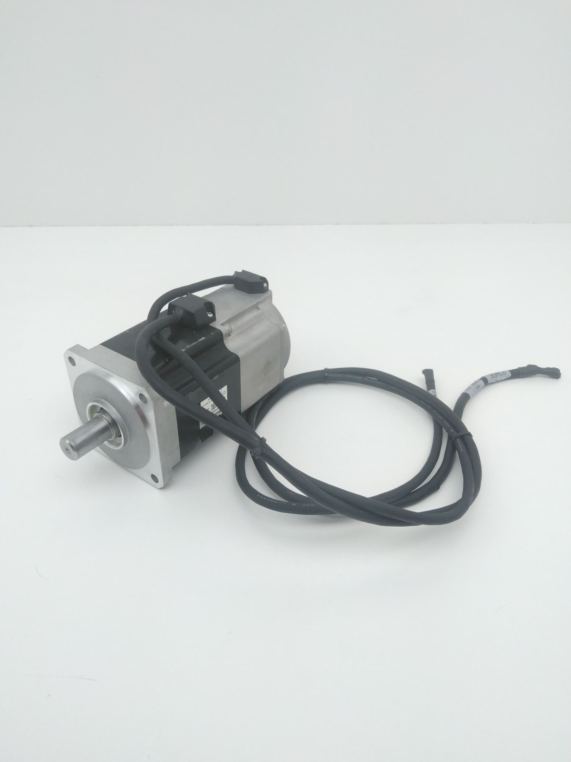 Allen-Bradley TLY-A2540P-HK64AA AC Servo Motor 4600RPM 2.4kW 230V 3PH Series A