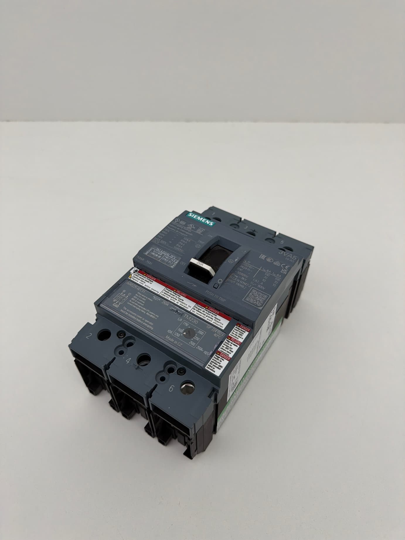Siemens 3VA5225-6EC31-0AA0 Circuit Breaker, 250 Amp, 3 Pole