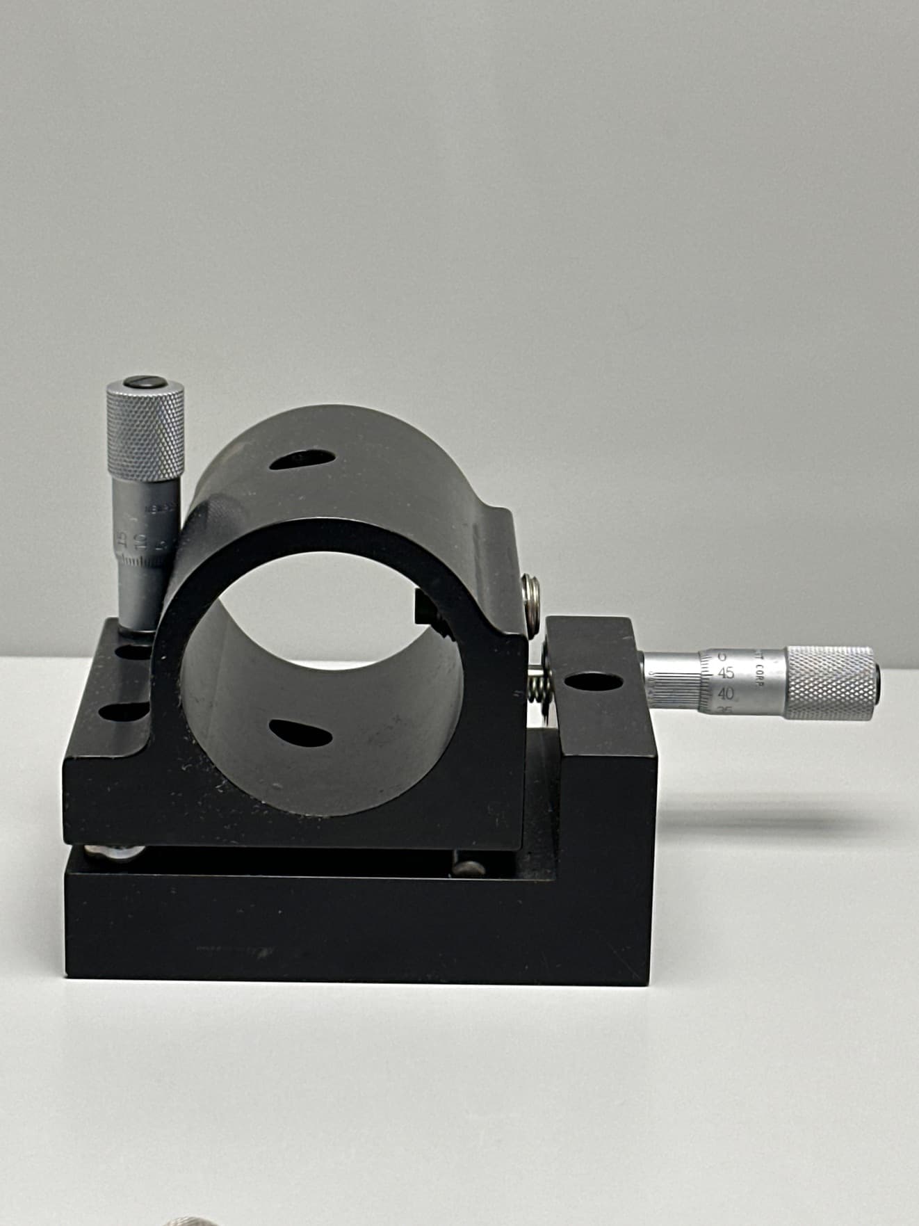 Newport 811 Precision-Adjustable Laser Mount w/2 Micrometers