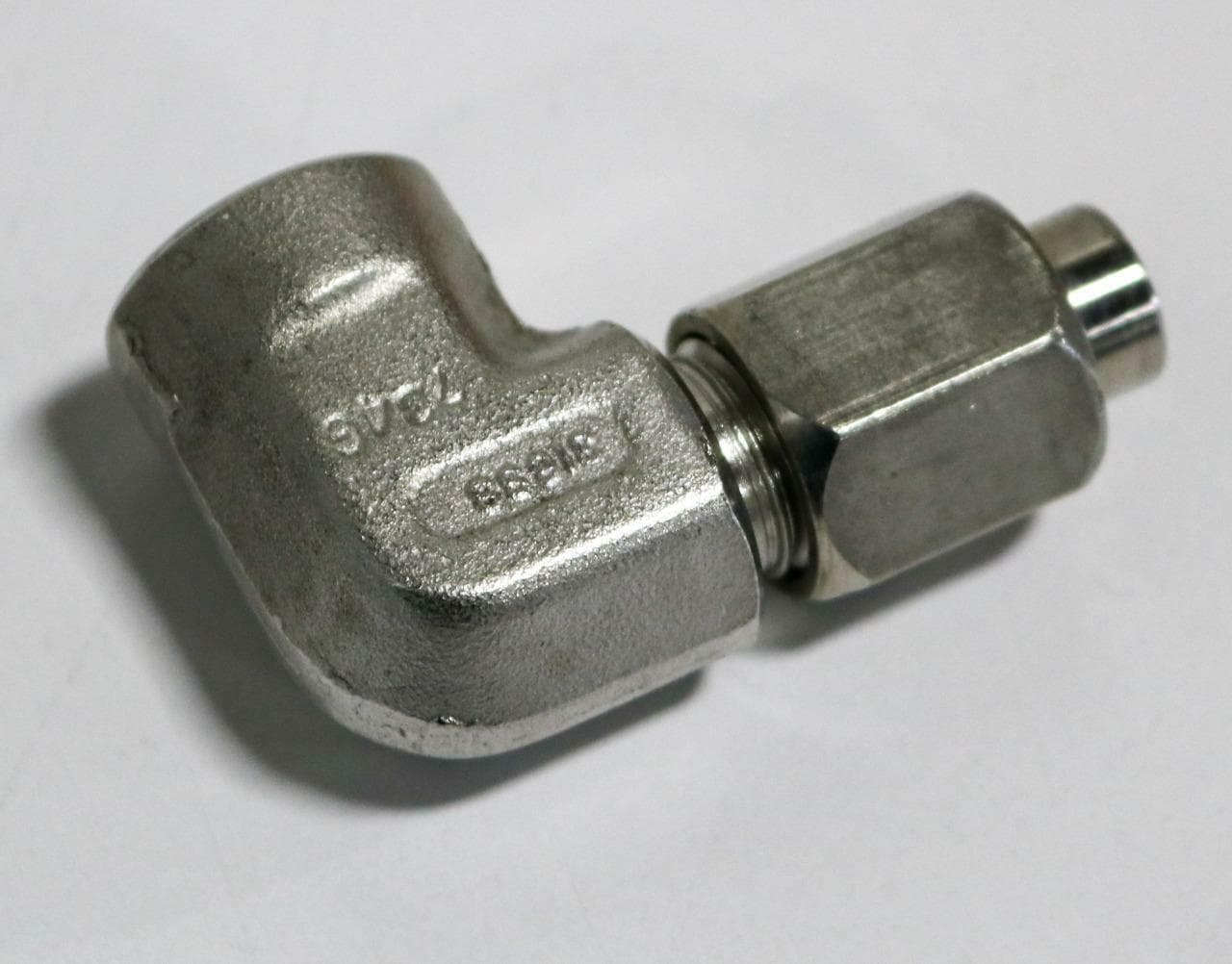 Parker 6DTX-316SS 3/8" Tube 37 Deg JIC x 1/4" FNPT 316 SS 90Deg Elbow