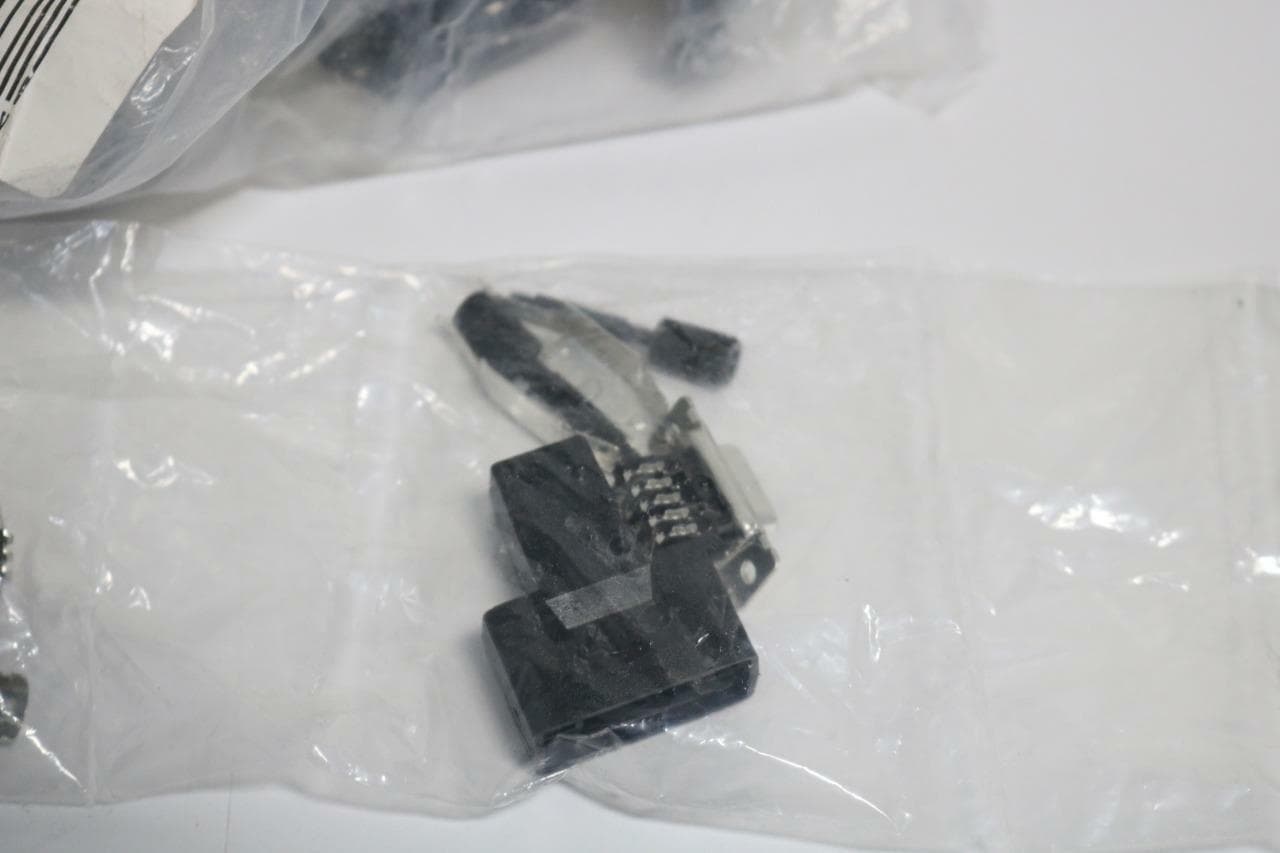 TE Connectivity 1-747943-6 Lot of 28 AMP Connectors
