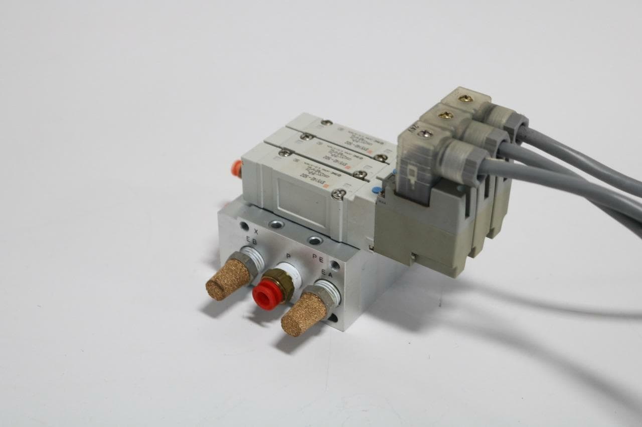 SMC SY5140-5DZ Manifold Assembly w/(3) 24VDC Valves