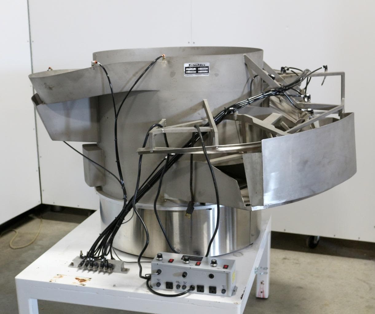Technavibes Vibratory Feeding System with Rodix Feeder Cube