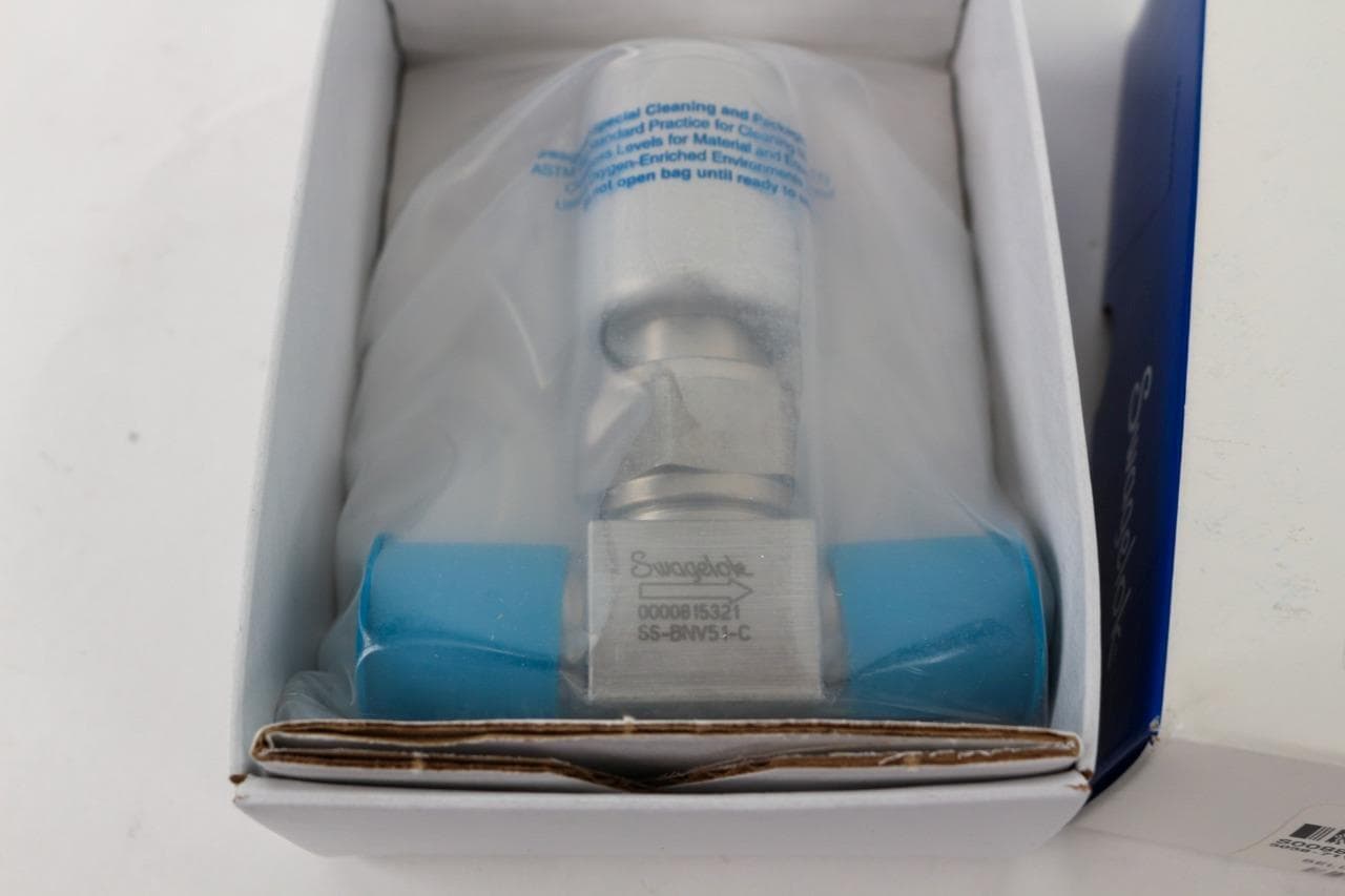 Swagelok SS-DLV51 N.C. 1/4" FVCR Bellows Sealed Valve