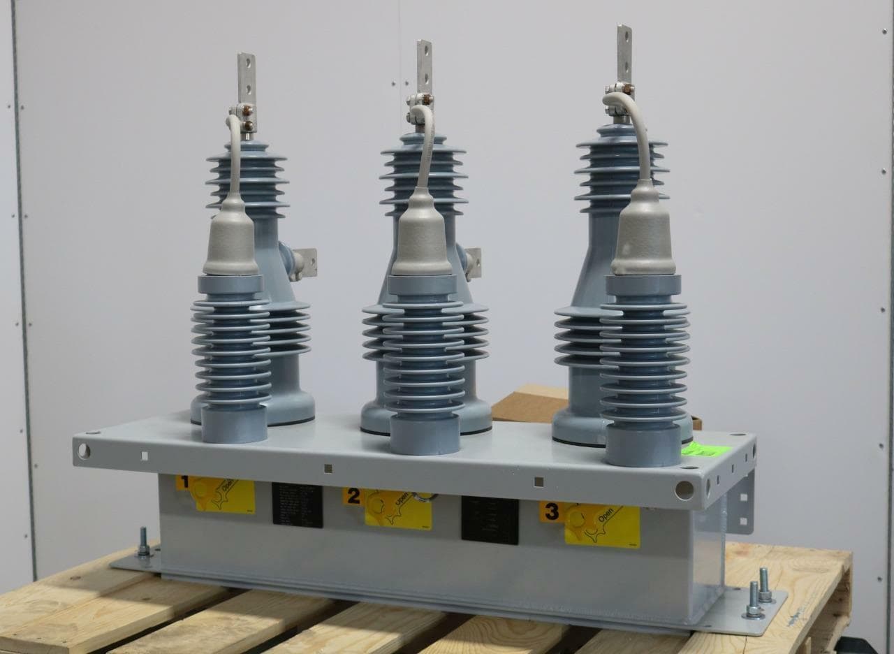Hubbell Trinetics SMC15-11E1D2ME6XX Synchronous Vacuum Close Capacitor Switch