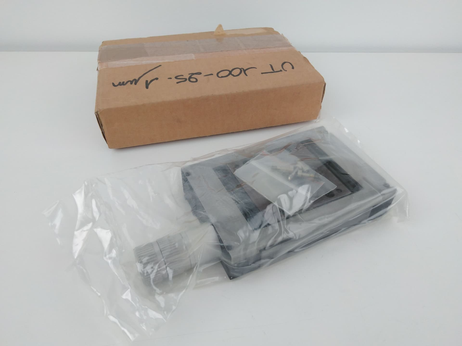 Newport Micro-Controle UT100-25 Linear Translation Stage