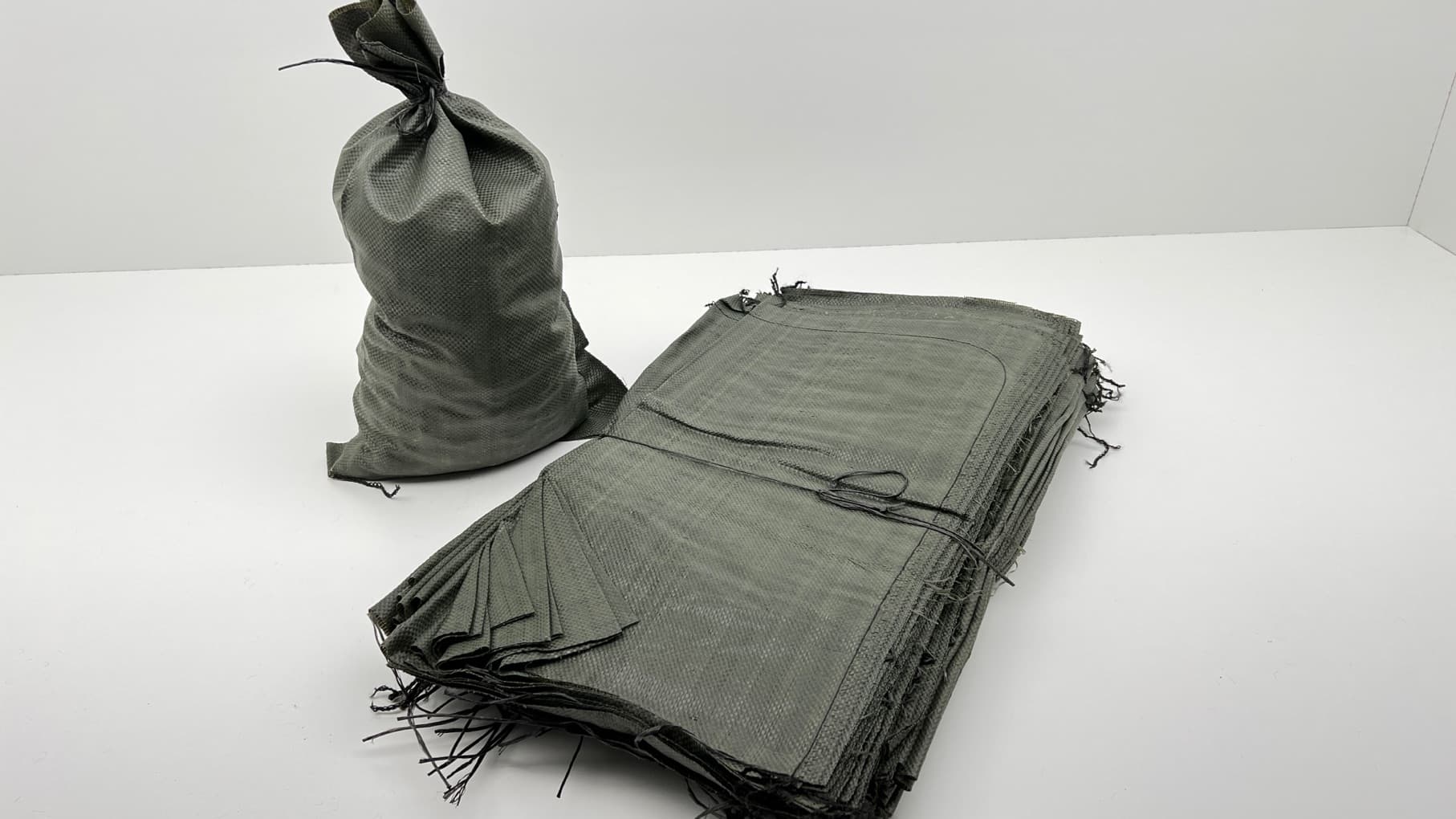 (100) Sandbags Military Grade 14" x 26" Polypropylene, 3.700 oz/yd2