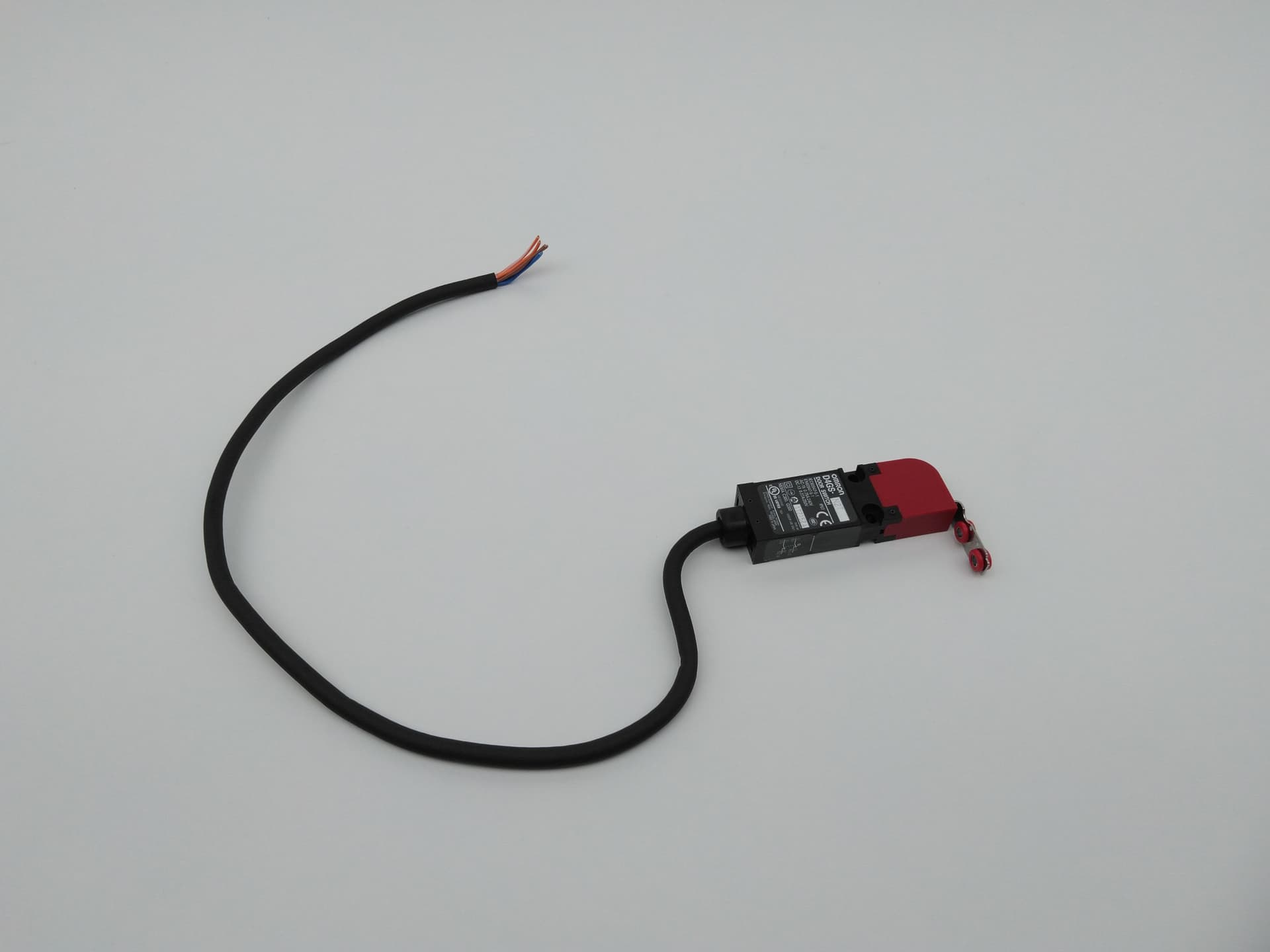Omron D4GS-N2T Slim Safety Door Switch IP67 Rating w/ 10" Cable