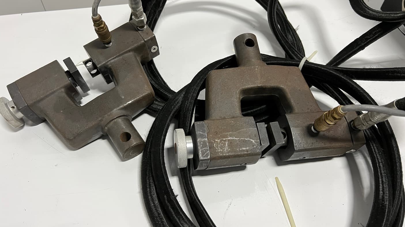 Instron Side Action Hydraulic Grips with Pump