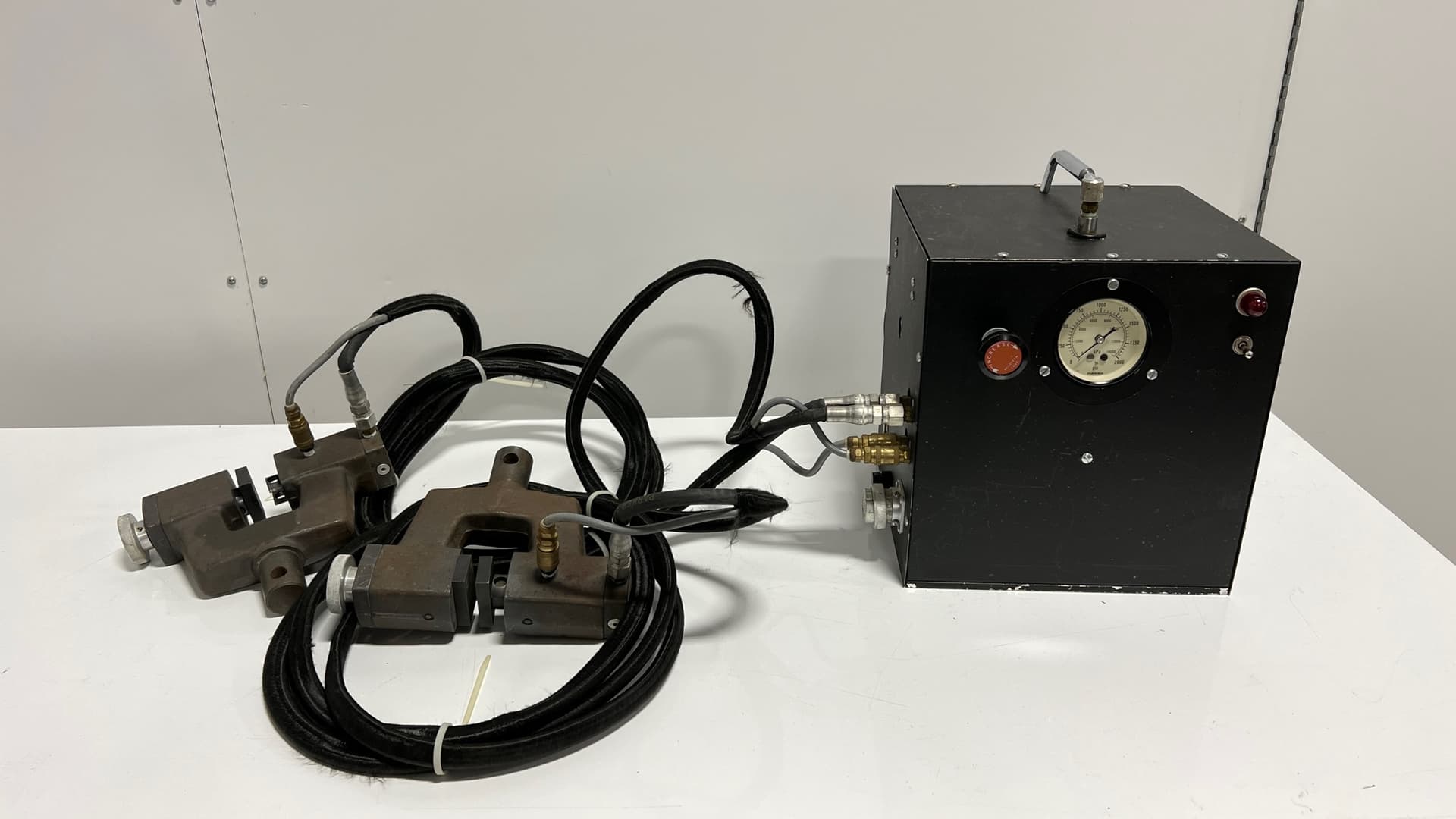 Instron Side Action Hydraulic Grips with Pump