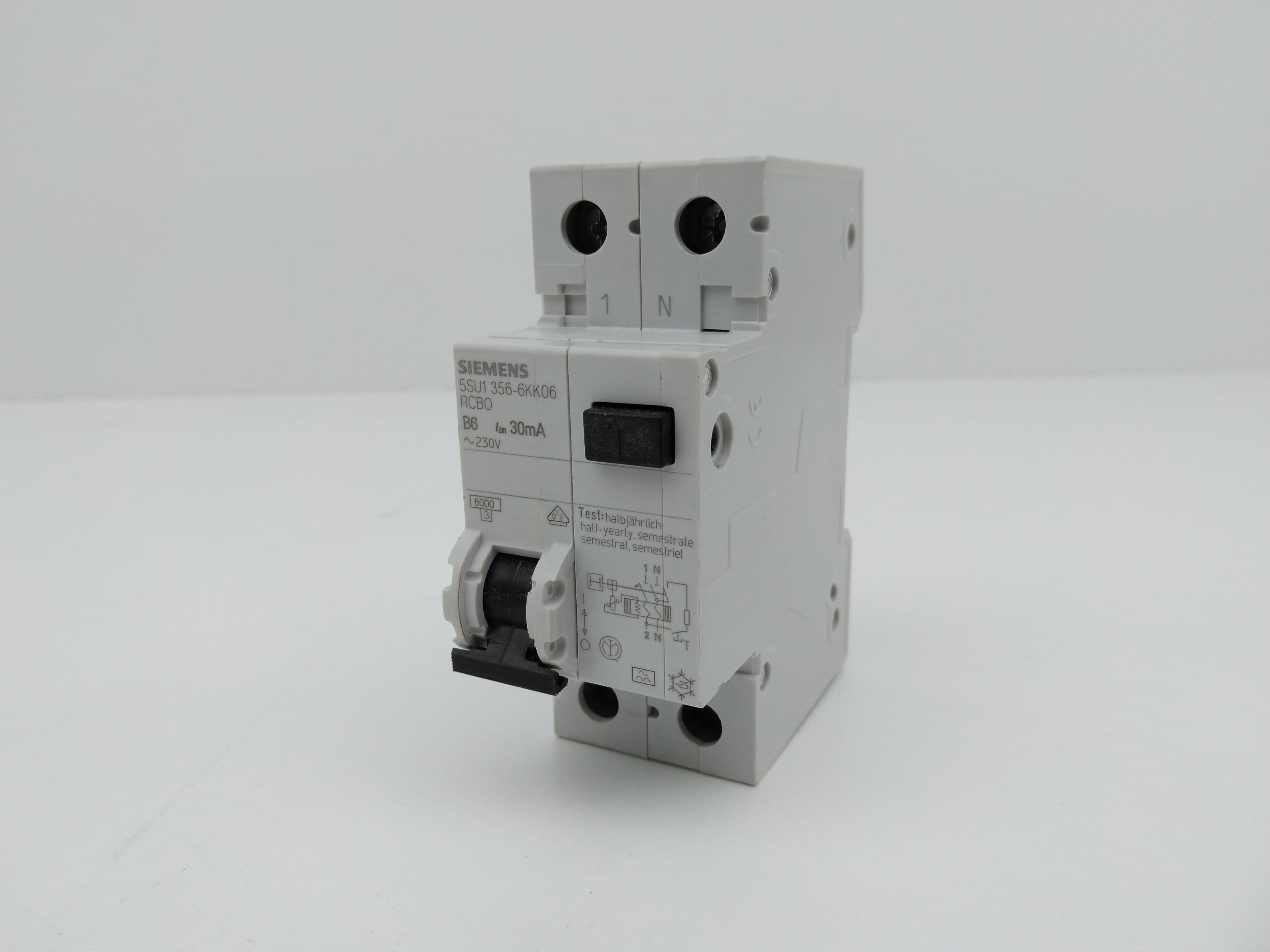 Siemens 5SU1 356-6KK06 Residual Current Breaker, 230VAC, 30mA