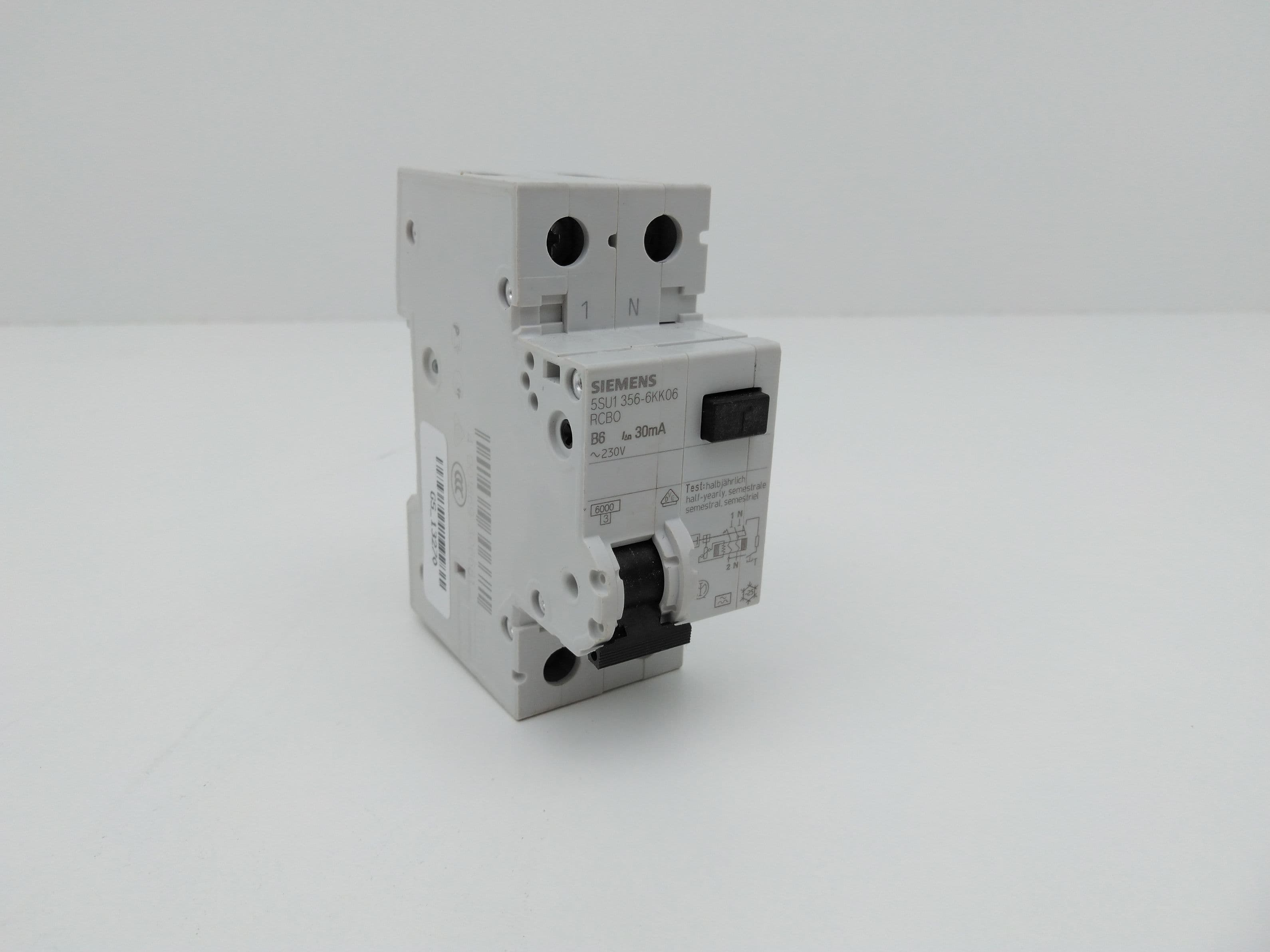 Siemens 5SU1 356-6KK06 Residual Current Breaker, 230VAC, 30mA