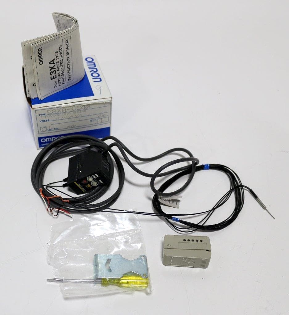 Omron E3XACC4A E3XA-CC4A Photoelectric Sensor, 12 to 24 VDC, New