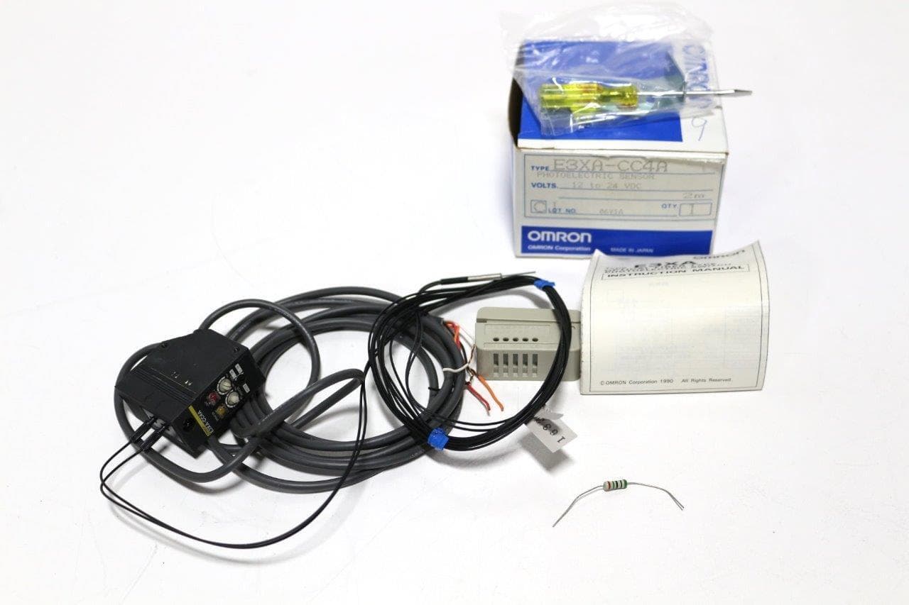 Omron E3XACC4A E3XA-CC4A Photoelectric Sensor, 12 to 24 VDC, New