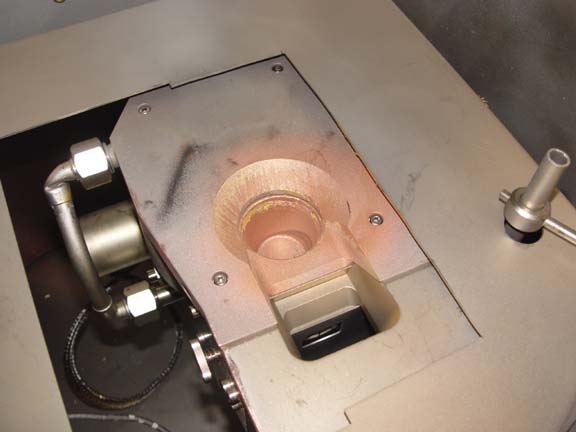 https://www.capovani.com/clientresources/107/108/33/133/36660-4-Leybold_LAB600EB_detail4_i36660.jpg